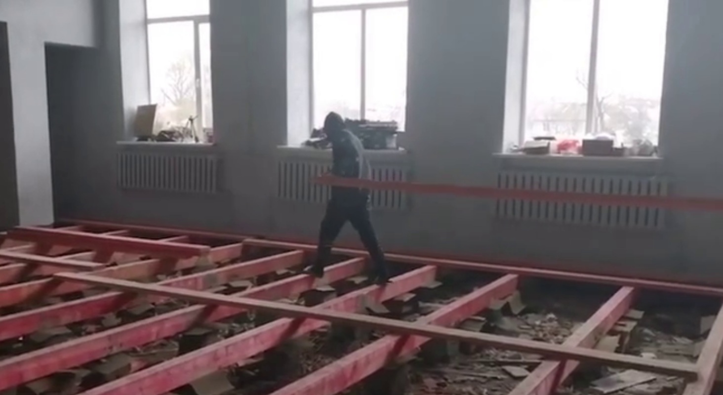 В сельском Доме культуры укладывают новый пол после некачественного ремонта